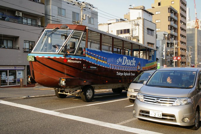 Etrange bolide dans les rues de Kameido, Tokyo