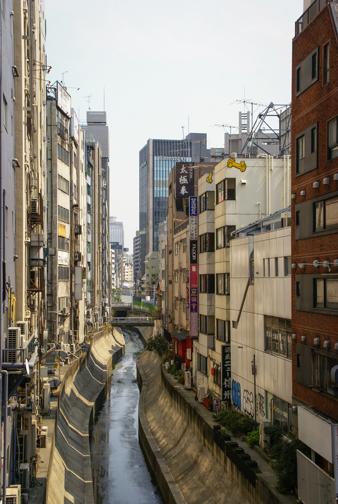 Ce qui reste de la rivière Shibuya aux abords de la gare de Shibuya